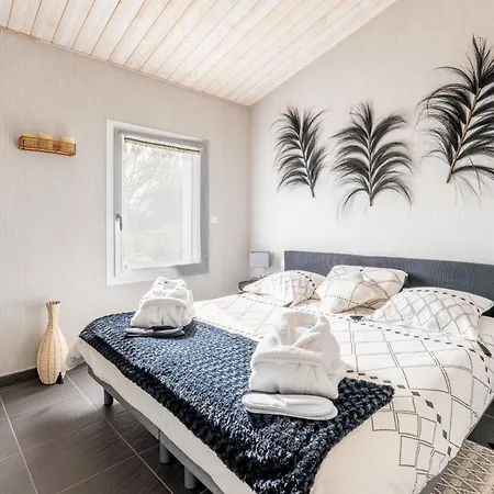 Maison Avec Spa-sauna Et Jardin *